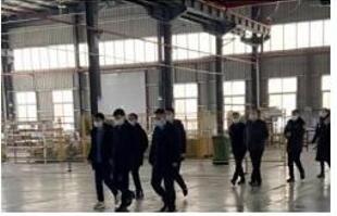 政府官员视察企业